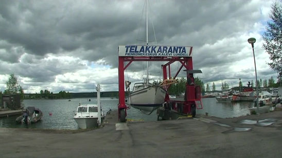 Purjeveneen siirto masto paikallaan
